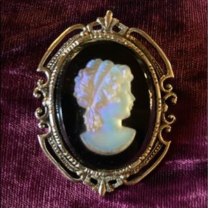 Vintage Cameo Brooch!